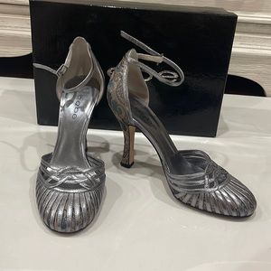 One of a kind Bebe Bella silver heel in size 7